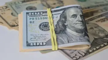 سعر الدولار يتخطى حاجز الـ 52 جنيهًا في مصرف أبوظبي الإسلامي